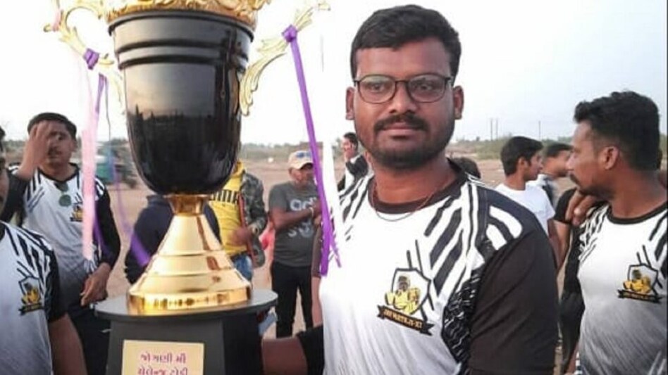 ક્રિકેટના મેદાનમાં 6 દિવસમાં બીજું મોત, મોરબી જિલ્લા પંચાયતનો કર્મચારી પ્રેક્ટિસ કરતા ઢળી પડ્યો gujarattak