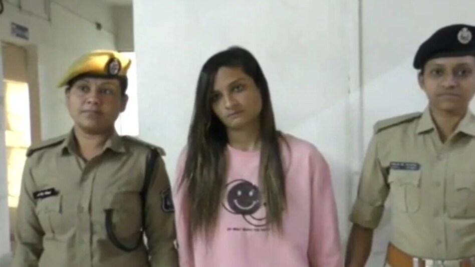 Surat: લેડી ડોન બનવાના અભરખા સાથે ભાવલી સડકો ઉપર મચાવતી હતી આતંક, પોલીસે કર્યા આવા હાલ gujarattak