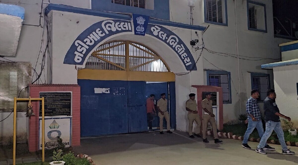 Nadiad: રાજ્યની તમામ જેલમાં મેગા સર્ચ ઓપરેશન દરમ્યાન બિલોદરા જેલમાંથી મળી આવ્યા 2 સ્માર્ટફોન, સુરક્ષા પર ઉઠયા સવાલો gujarattak