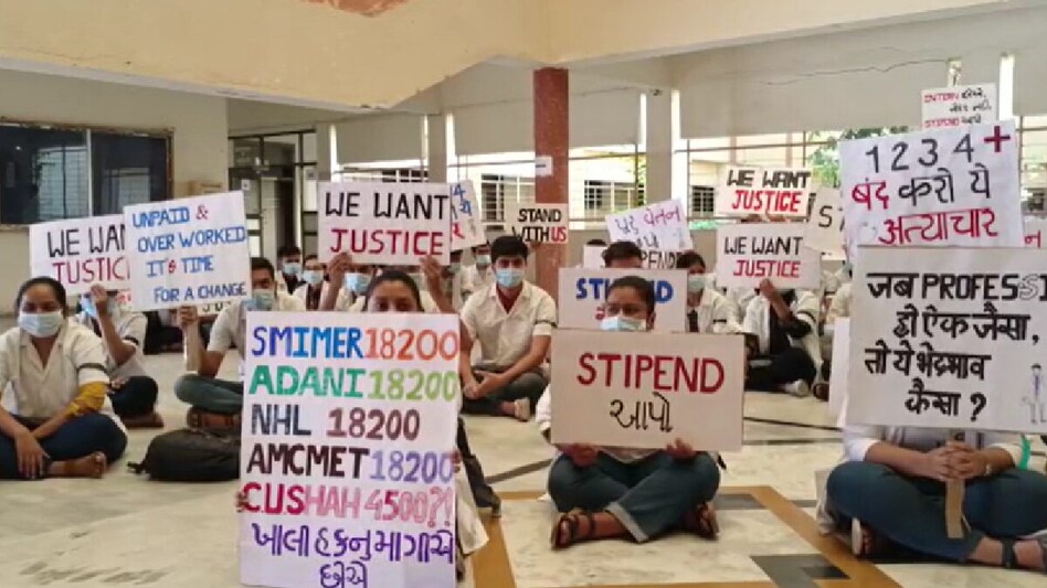 Surendranagar : સી.યુ.શાહ મેડિકલ કોલેજના ઇન્ટર્નશીપ કરતા ડોકટરો ઉતર્યા અચોક્કસ મુદતની હડતાળ પર , જાણો શું છે મામલો gujarattak
