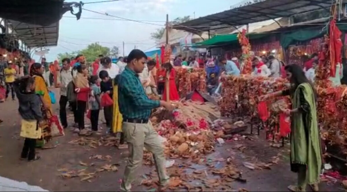 ‘બધા અહીં શ્રીફળ વધેરે છે, એટલે અમે પણ વધેર્યું’ લોકોએ પ્રવેશદ્વારે જ નાળિયેર વધેરી નાખ્યાઃ Videos gujarattak