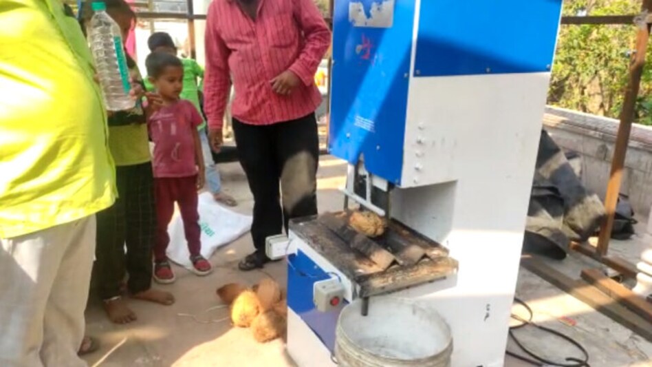 યાત્રાધામ પાવાગઢ ખાતે શ્રીફળ વિવાદ ઉગ્ર બન્યો: વેપારીઓ, બજરંગ દળ લાલઘૂમ gujarattak