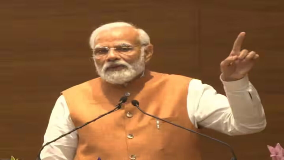 BJP રેસિડેન્સિયલ કોમ્પલેક્ષમાં PM એ કરી પુજા: કહ્યું હાલ કેટલાક દળો ભ્રષ્ટાચારીઓને બચાવવા એક થઇ રહ્યા છે gujarattak