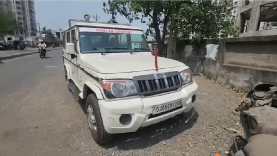 હદ છે… સુરતમાં Class-I અધિકારીની સરકારી ગાડીમાં દારુની હેરાફેરી કરતા 3 પકડાયા gujarattak