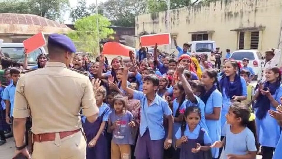 ‘અમારા બેન પાછા લાવો નકર ધમાલ થશે…’ મહેમદાવાદમાં આચાર્યનું ટ્રાન્સફર થતા વિદ્યાર્થીઓનું વિરોધ પ્રદર્શન gujarattak