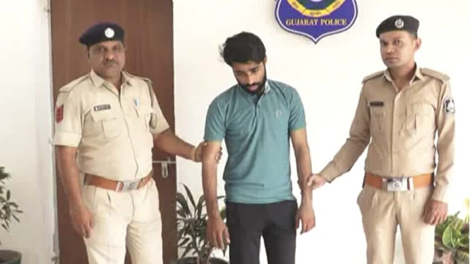 સુરતમાં વધુ એક લવ જેહાદ, ‘વાસુ’ બનીને વિધર્મી યુવકે યુવતીને પ્રેમજાળમાં ફસાવી દુષ્કર્મ આચર્યું gujarattak