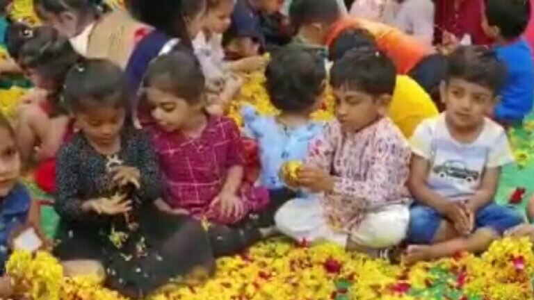 વડોદરાઃ વૈદિક હોળી પ્રગટાવી બાળકો રંગે રંગાયા, બાળકોને હોળીનું મહત્વ સમજાવ્યું gujarattak