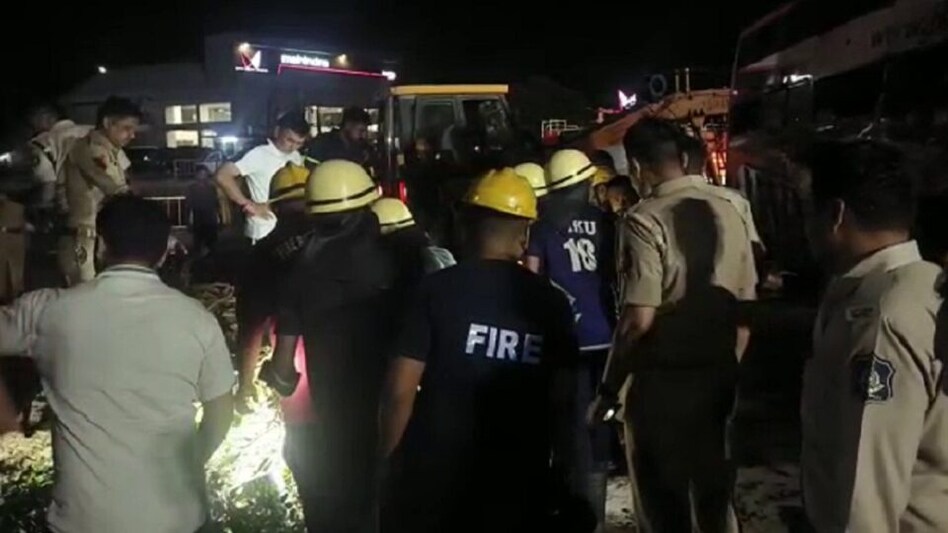 વલસાડમાં ખાનગી લક્ઝરીના ડ્રાઈવરને ઝોકું આવતા બસ પલટી, 2 મુસાફરોના કરુણ મોત, 4 વ્યક્તિ ઈજાગ્રસ્ત gujarattak