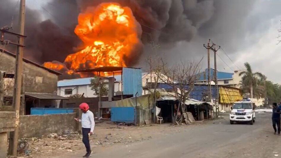 વાપી GIDCમાં ધડાધડ બ્લાસ્ટ સાથે આગ લાગતા ભયનો માહોલઃ Video gujarattak