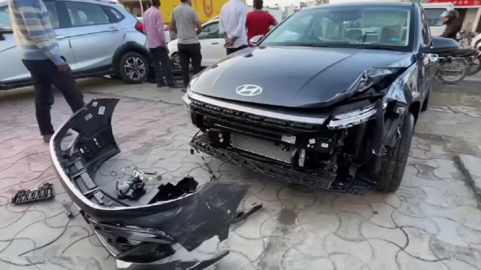 લોન્ચના દિવસે જ Hyundai Vernaનો અકસ્માત! બુલેટ અથડાતા નવી નક્કોર કારને નુકસાન, જુઓ VIDEO gujarattak