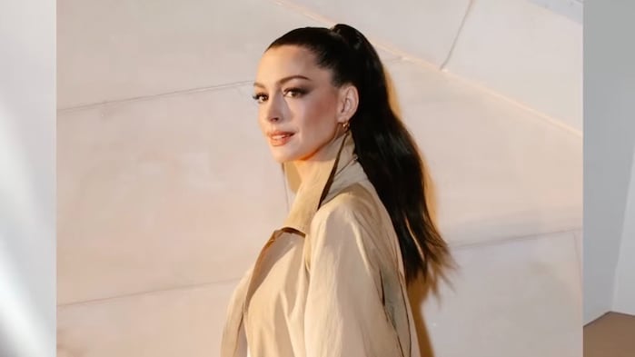 Anne Hathaway’s face-sculpting ponytail is far from basic