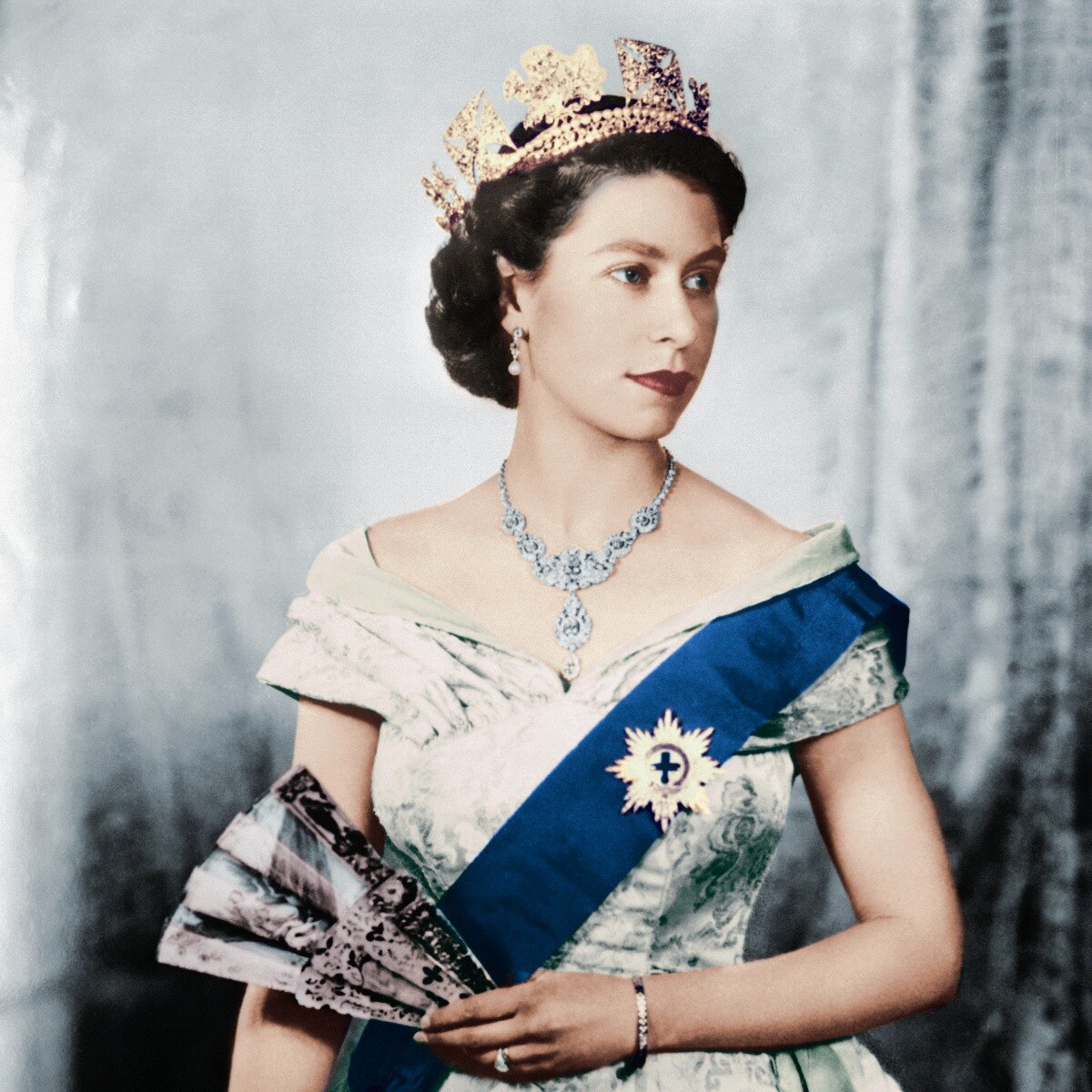 Buckingham Palace will exhibit Queen Elizabeth's wardrobe