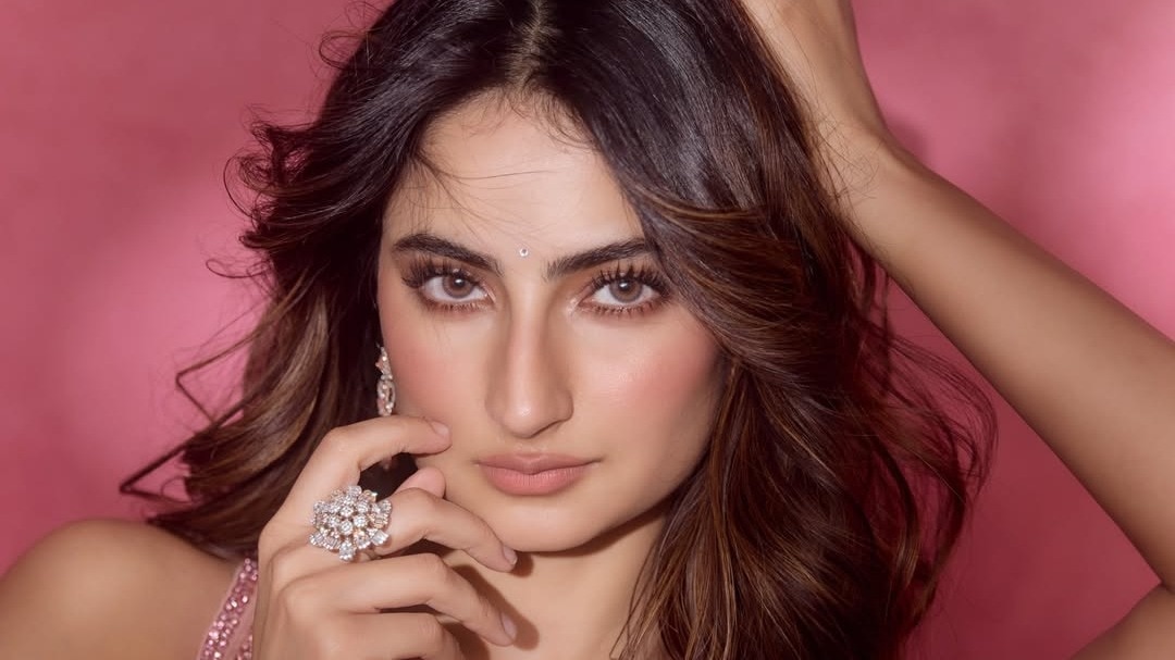 HELLO! India: Palak Tiwari's "glowy" beauty secrets to looking flawless all day