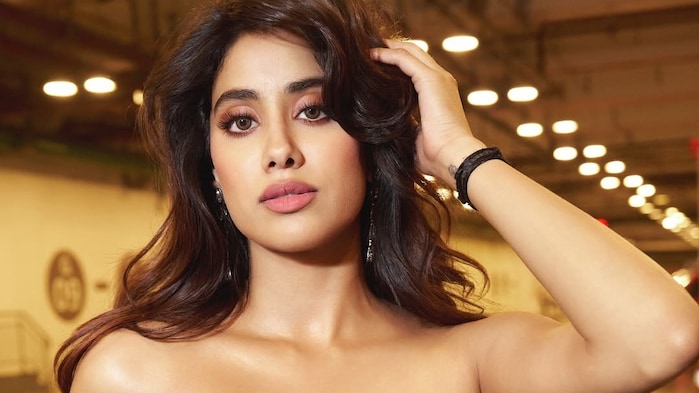 HELLO! India decodes Janhvi Kapoor's modern glam beauty looks to inspire your next party outing