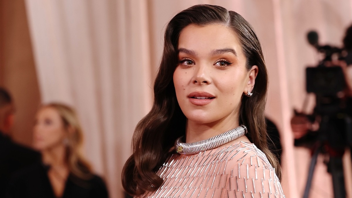 Golden Globes 2026: Hailee Steinfeld debuts her baby bump on the red carpet 