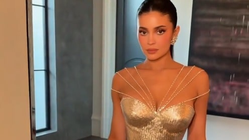 Kylie Jenner is golden and unmistakenly glamorous in an Ashi Studio gown at the Golden Globes 2026