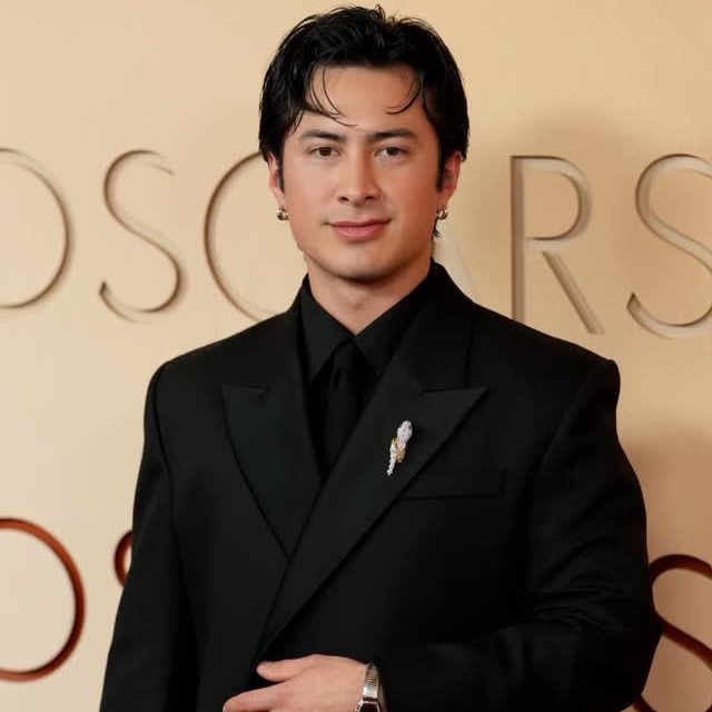 Hudson Williams delivers refined minimalism in a sharply tailored all-black Balenciaga suit at the 2026 Oscars