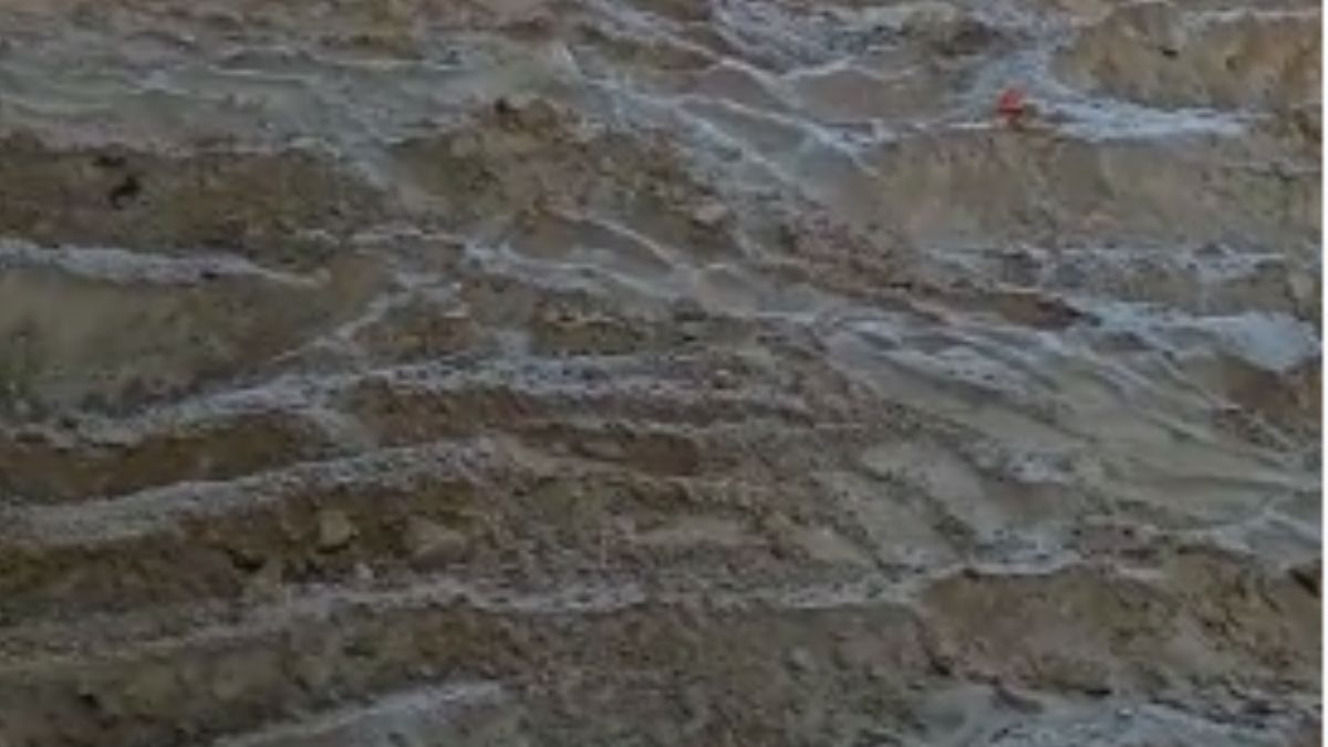 मिट्टी पर जमी बर्फ की परत