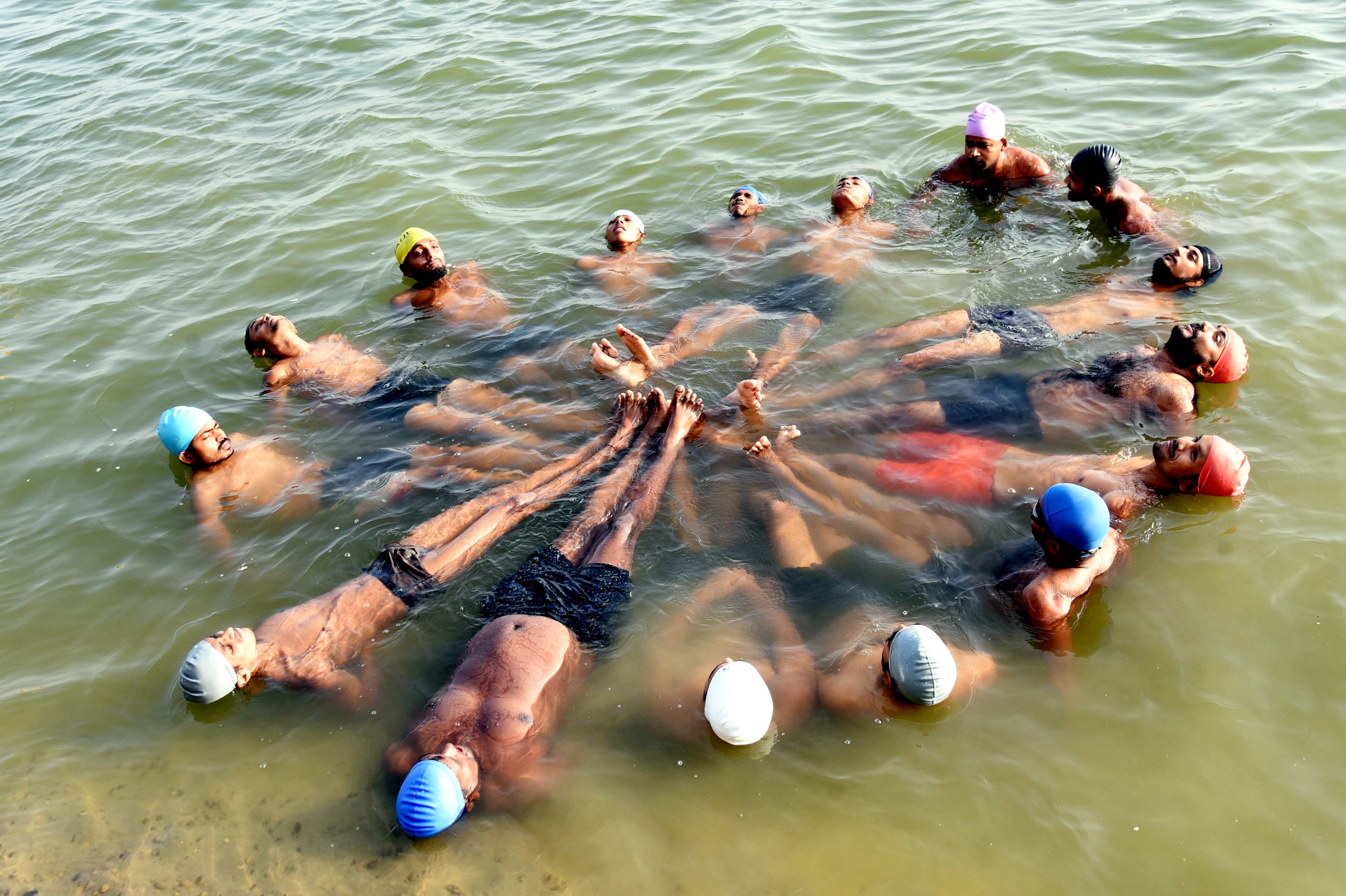 गंगा नदी में योग