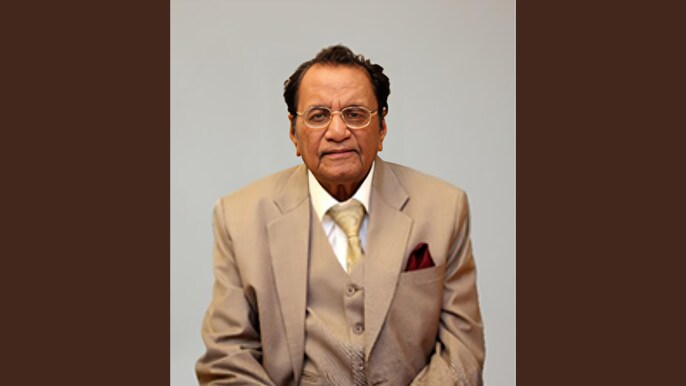 ट्रैक्टर पर बैठे हुए लक्ष्मण दास मित्तल ट्रैक्टर पर बैठे हुए लक्ष्मण दास मित्तल