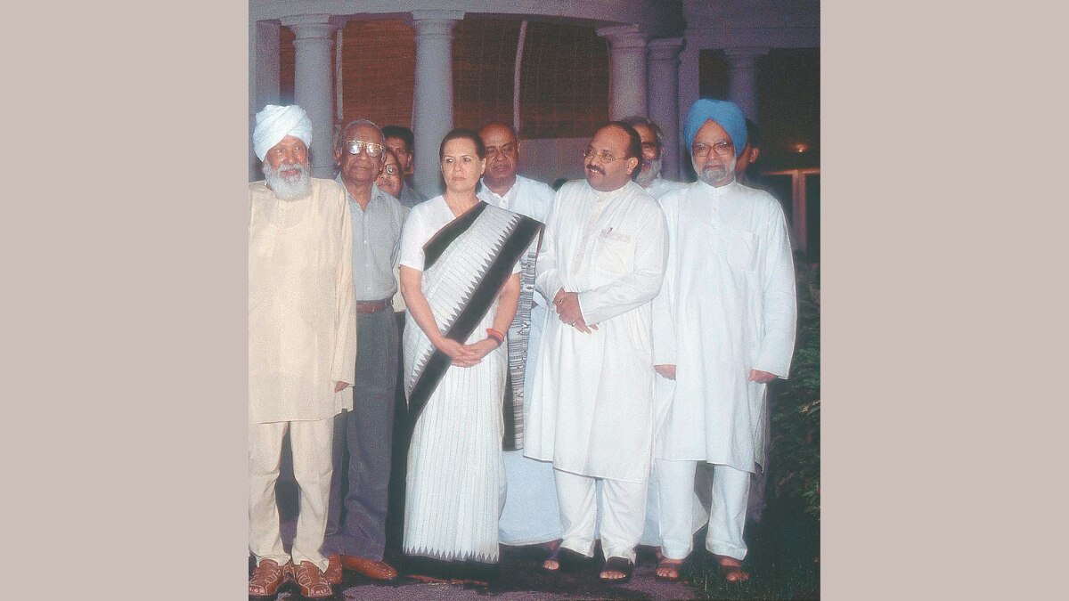 (बाएं से) हरकिशन सिंह सुरजीत, सोनिया गांधी, अमर सिंह और मनमोहन सिंह (2008) (बाएं से) हरकिशन सिंह सुरजीत, सोनिया गांधी, अमर सिंह और मनमोहन सिंह (2008)