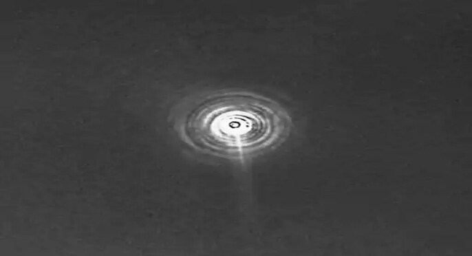 स्पेसक्राफ्ट के पृथ्वी के वायुमंडल में रिएंट्री की पहली तस्वीर में देखा जा सकता है कि सुनीता जिस स्पेसक्राफ्ट से आ रही थी, वह आग के गोले की तरह दिख रहा था स्पेसक्राफ्ट के पृथ्वी के वायुमंडल में रिएंट्री की पहली तस्वीर में देखा जा सकता है कि सुनीता जिस स्पेसक्राफ्ट से आ रही थी, वह आग के गोले की तरह दिख रहा था