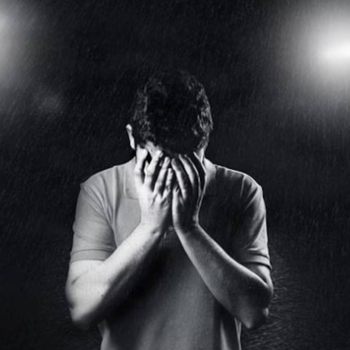 এতে নেতিবাচক শক্তি বৃদ্ধি পায় এবং আর্থিক ক্ষতি হতে পারে। রাতে ঘুমানোর আগে সমস্ত বাসনপত্র এবং রান্নাঘর ভালোভাবে পরিষ্কার করার চেষ্টা করুন; এতে ঘরে দেবী লক্ষ্মীর আগমন ঘটবে।