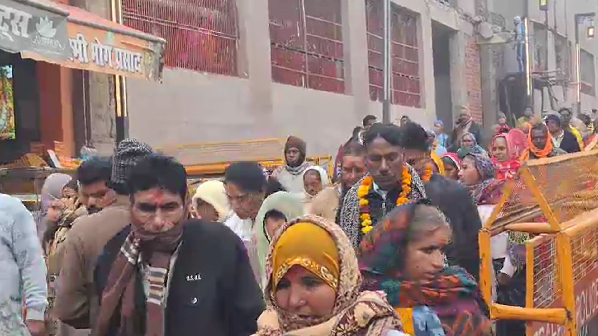 श्रद्धालुओं का जनसैलाब दिखाई दे रहा है