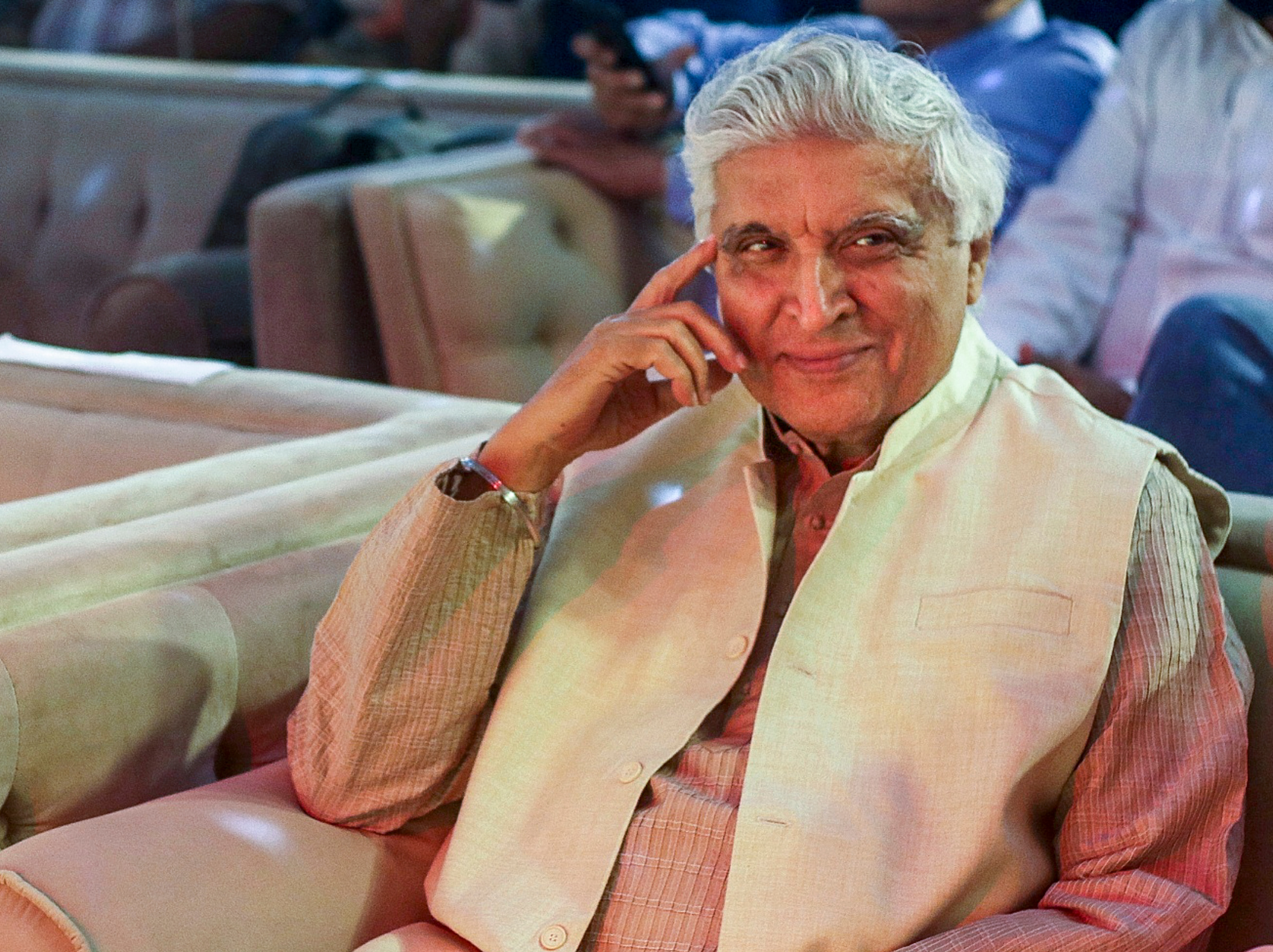 जावेद अख्तर ने बॉलीवुड को कई बड़े हिट गाने और शायरी दी है