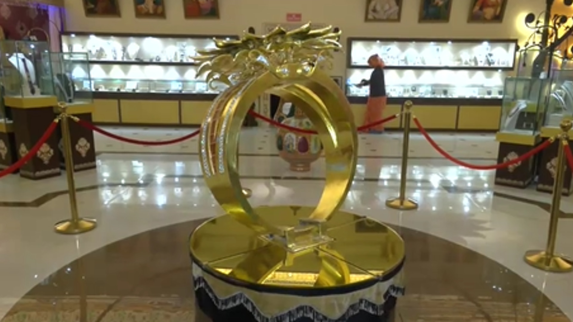 सेमी प्रेशियस स्टोन से बनी 111 किलो की दुनिया की सबसे बड़ी रिंग