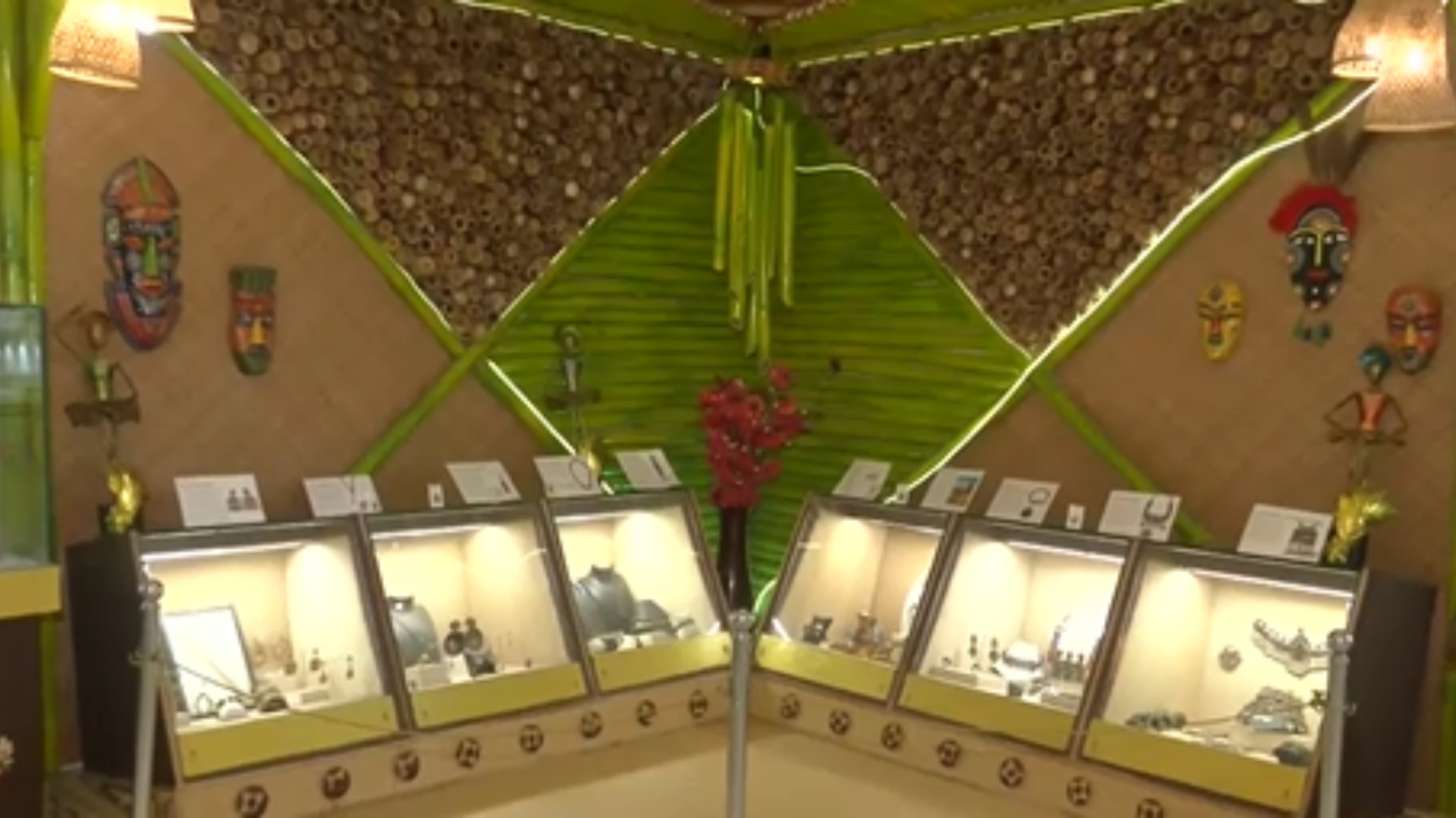 रूबी स्टोन से बने एनिमल आर्ट भी आकर्षण का केंद्र