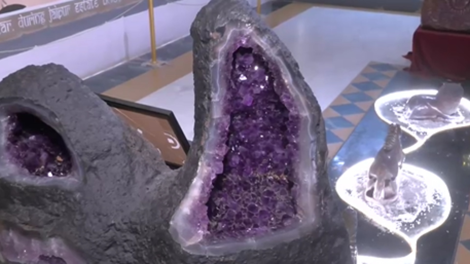 6 लाख कैरेट रूबी से बना विशाल स्टेच्यू