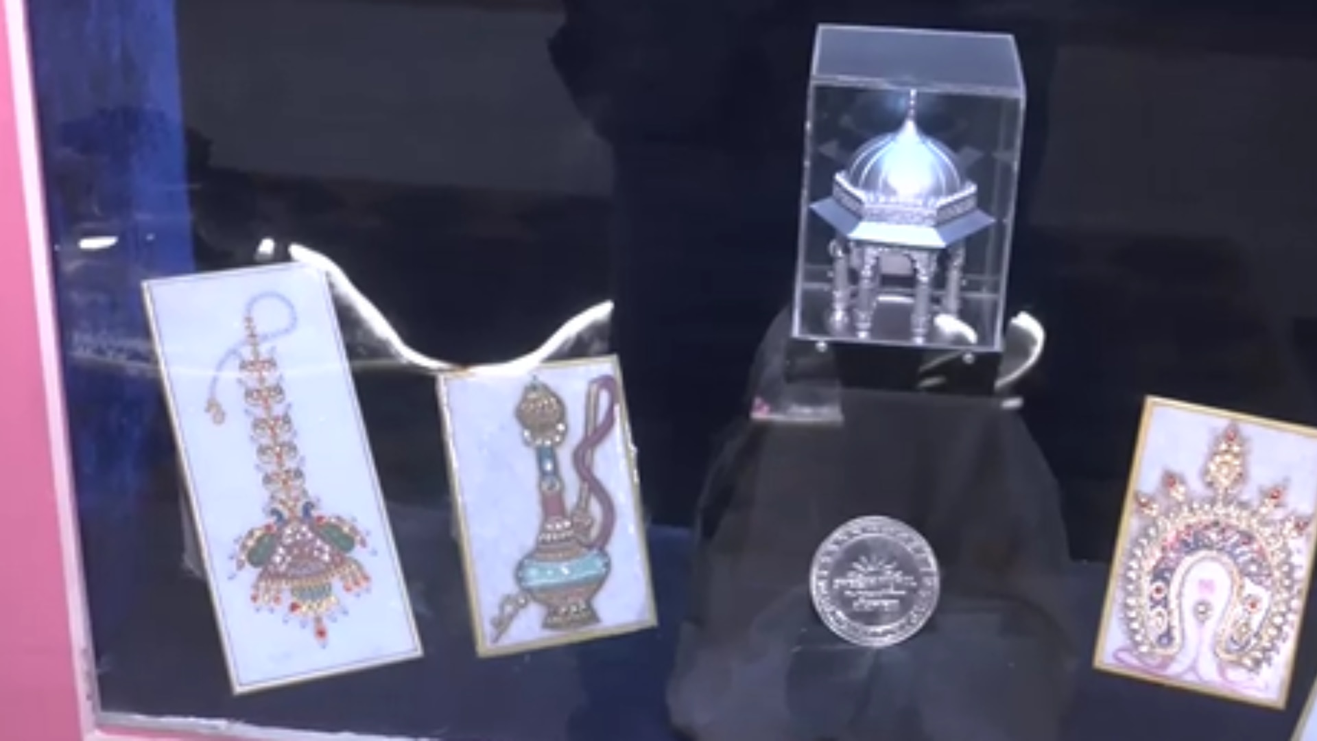 स्टोन से ज्वेलरी तक की पूरी यात्रा प्रदर्शित