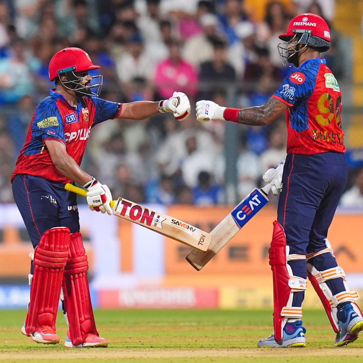 ওয়াংখেড়ে স্টেডিয়ামে অনুষ্ঠিত ম্যাচে কুইন্টন ডি ককের অপরাজিত ১১২ রানের সুবাদে মুম্বই ১৯৫ রানের স্কোর দাঁড় করায়, কিন্তু তাদের বোলিং ইউনিট তা রক্ষা করতে ব্যর্থ হয়। প্রভসিমরান সিং (অপরাজিত ৮০) এবং শ্রেয়াস আইয়ারের (৬৬) ইনিংসের সৌজন্যে পঞ্জাব ১৬.৩ ওভারেই লক্ষ্য