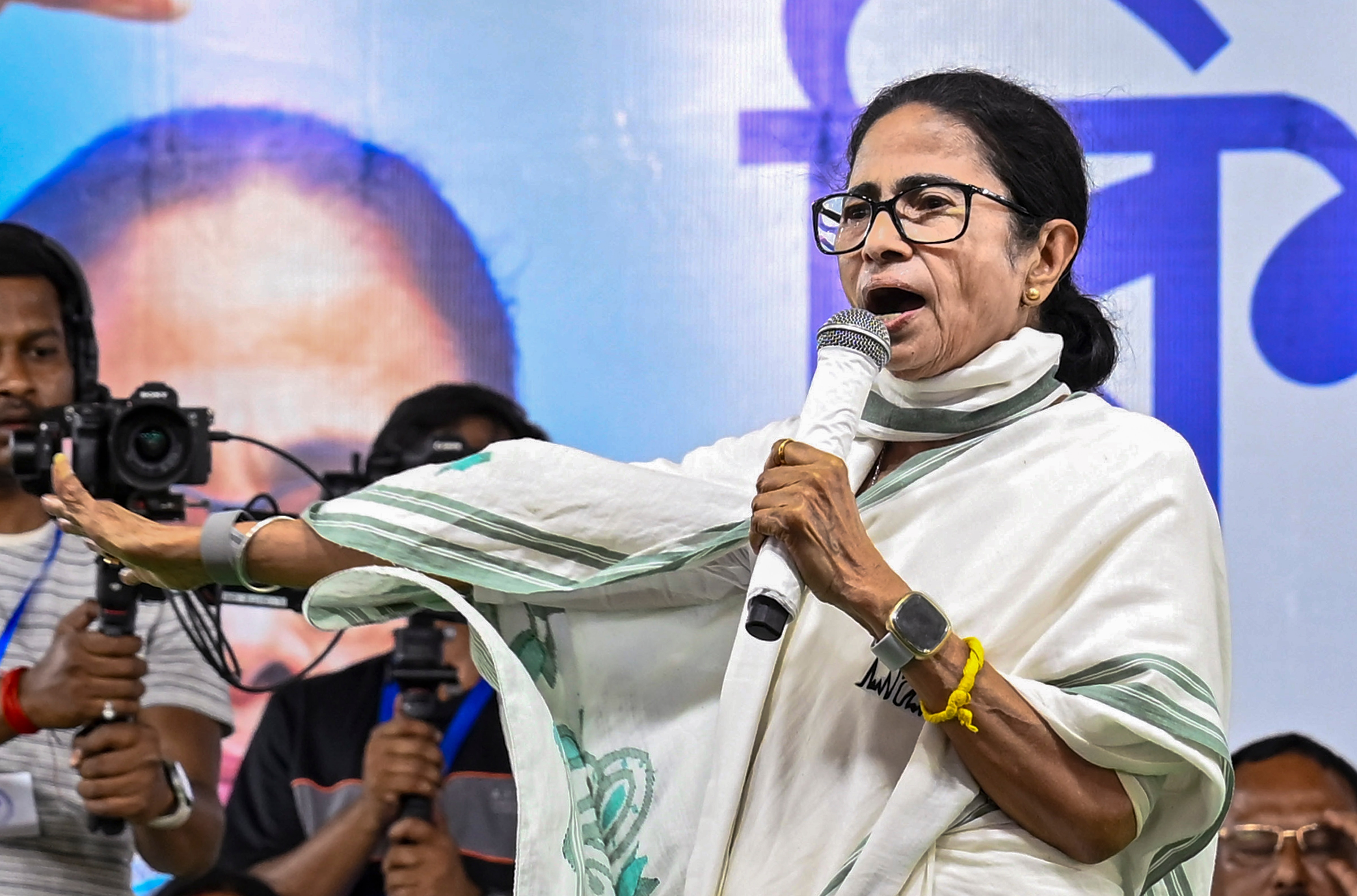 সোমবার নদীয়ার শান্তিপুরে নির্বাচনী জনসভায় বক্তৃতা রাখার সময় নিজের রুটিন ও খাদ্যাভ্যাস নিয়ে মুখ খুললেন মমতা। বিভিন্ন জায়গায় গিয়ে তাঁকে থাকতে হয়। তবে তিনি বাইরের খাবার খান না। অর্থাৎ হোটেল বা রেস্তরাঁয় খাওয়ার অভ্যেস তাঁর নেই। সেটা আরও একবার স্পষ্ট করে দিলেন