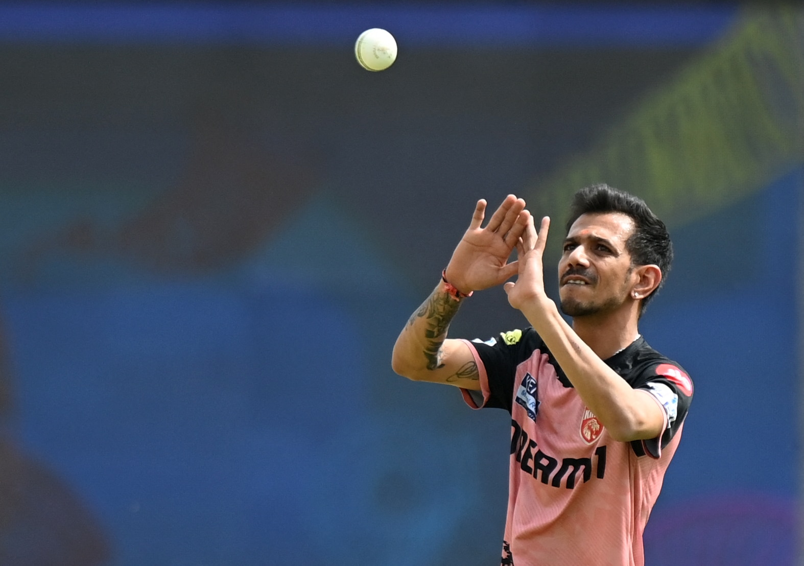 ভিডিওটি প্রকাশ্যে আসার পর থেকেই সোশ্যাল মিডিয়ার ব্যবহারকারীরা যুজবেন্দ্র চাহালকে ট্রোল করতে শুরু করেছেন। ভিডিওটি প্রকাশ্যে আসার পর থেকেই সোশ্যাল মিডিয়ার ব্যবহারকারীরা যুজবেন্দ্র চাহালকে ট্রোল করতে শুরু করেছেন।