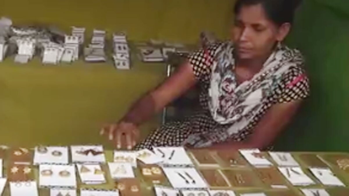 महिलाएं बांस से ज्वेलरी बनाकर लाखों कमा रही हैं 