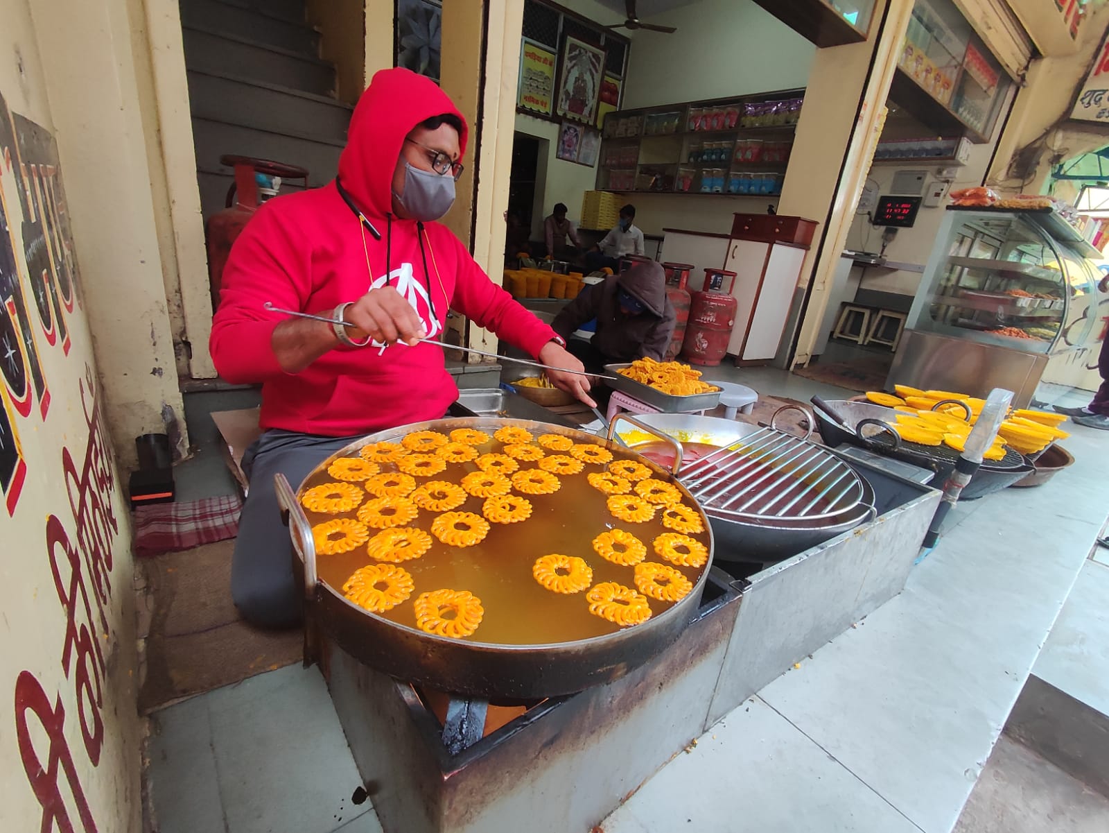 दुकानों में घेवर