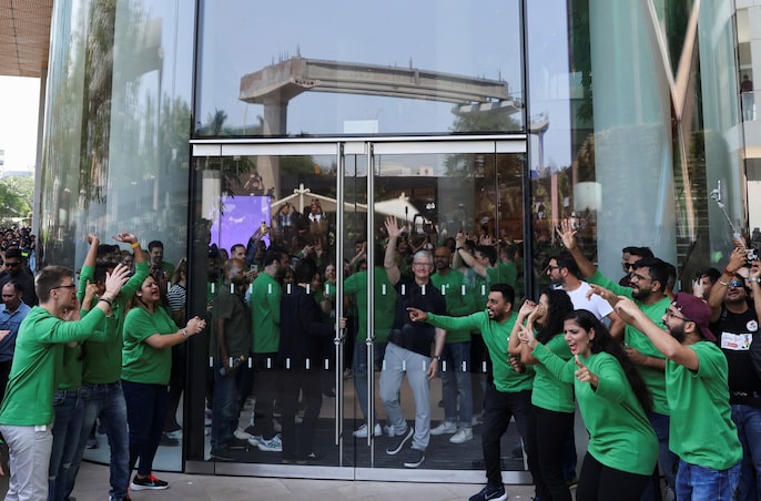 Tim Cook ने Apple BKC स्टोर की ओपनिंग की Tim Cook ने Apple BKC स्टोर की ओपनिंग की