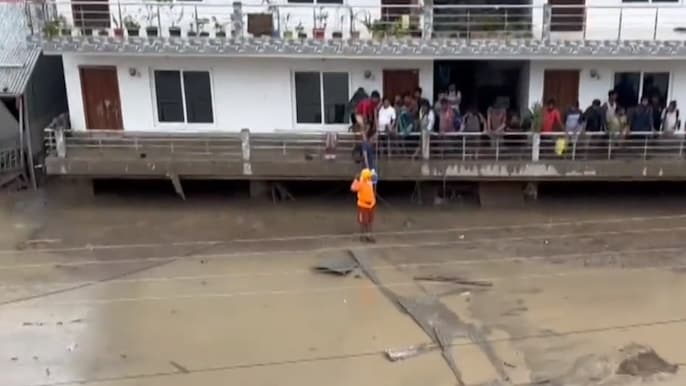 बाढ़ ने 24 घंटे में कैसे बदल दिया सिक्किम का हाल, देखें तस्वीरें बाढ़ ने 24 घंटे में कैसे बदल दिया सिक्किम का हाल, देखें तस्वीरें