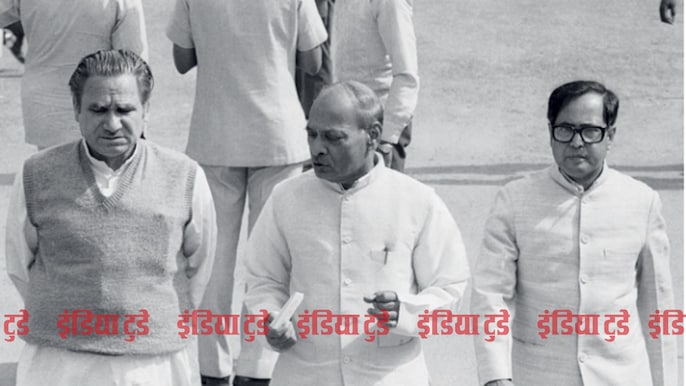 पीवी नरसिम्हा राव और एमएल फोतेदार के साथ प्रणब मुखर्जी पीवी नरसिम्हा राव और एमएल फोतेदार के साथ प्रणब मुखर्जी