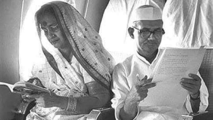 लाल बहादुर शास्त्री अपनी पत्नी के साथ लाल बहादुर शास्त्री अपनी पत्नी के साथ