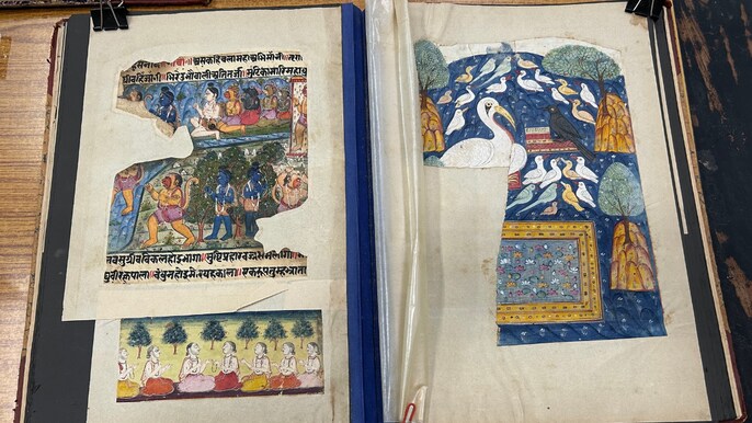 तुलसीदास रचित रामचरित मानस की 18वीं सदी की पांडुलिपि, जिसमें कई मिनियेचर पेंटिंग हैं तुलसीदास रचित रामचरित मानस की 18वीं सदी की पांडुलिपि, जिसमें कई मिनियेचर पेंटिंग हैं