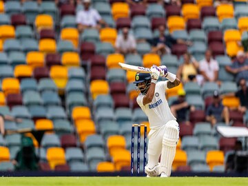 गाबा के मैदान में शॉट खेलते केएल राहुल गाबा के मैदान में शॉट खेलते केएल राहुल