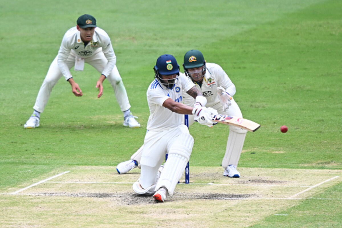 गाबा के मैदान में शॉट खेलते केएल राहुल गाबा के मैदान में शॉट खेलते केएल राहुल