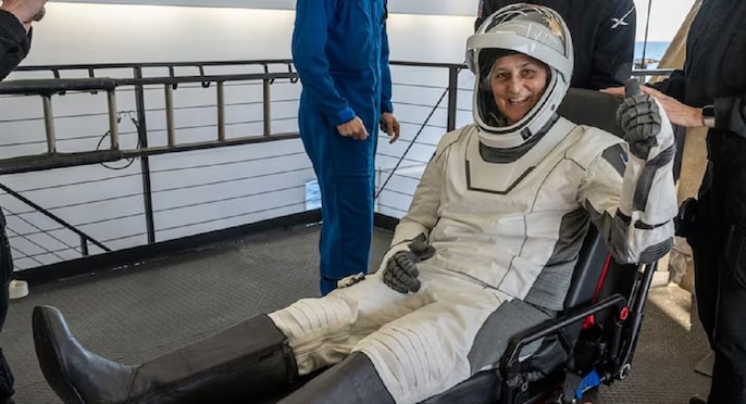 तीसरे नंबर पर सुनीता विलियम्स को स्पेसक्राफ्ट ड्रैगन से बाहर लाया गया। उन्होंने हाथ हिलाकर अभिवादन किया तीसरे नंबर पर सुनीता विलियम्स को स्पेसक्राफ्ट ड्रैगन से बाहर लाया गया। उन्होंने हाथ हिलाकर अभिवादन किया