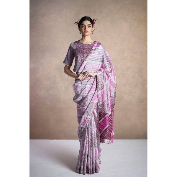 https://akm-img-a-in.tosshub.com/lingo/images/photo_gallery/202509/anavila-berry-zari-leheriya-sari-rs52000.jpg