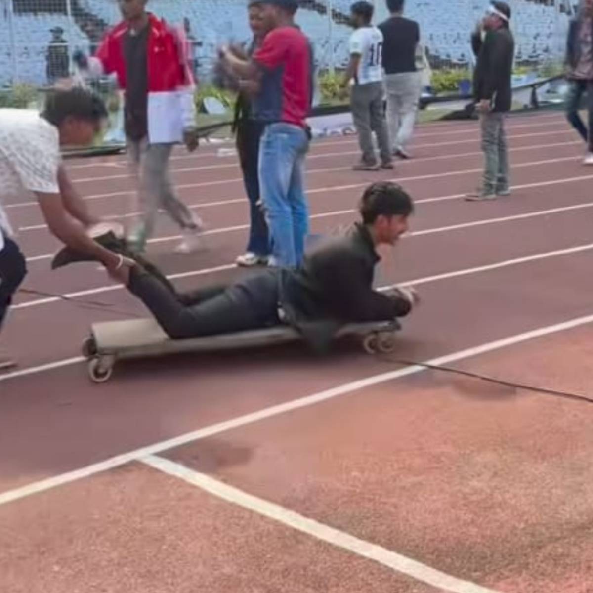 শুধু তাই নয়, সম্প্রচারকারী সংস্থার ক্যামেরার বিভিন্ন সরঞ্জামও প্রায় লুঠ করা হয়েছে। একটা ভিডিও সোশ্যাল মিডিয়ায় ভাইরাল হয়েছে। যেখানে দেখা যাচ্ছে মাঠের পাশে অ্যাথলেটিক টার্ফের উপর ট্রলি নিয়ে জয় রাইড করছেন সমর্থকরা। শুধু তাই নয়, সম্প্রচারকারী সংস্থার ক্যামেরার বিভিন্ন সরঞ্জামও প্রায় লুঠ করা হয়েছে। একটা ভিডিও সোশ্যাল মিডিয়ায় ভাইরাল হয়েছে। যেখানে দেখা যাচ্ছে মাঠের পাশে অ্যাথলেটিক টার্ফের উপর ট্রলি নিয়ে জয় রাইড করছেন সমর্থকরা।