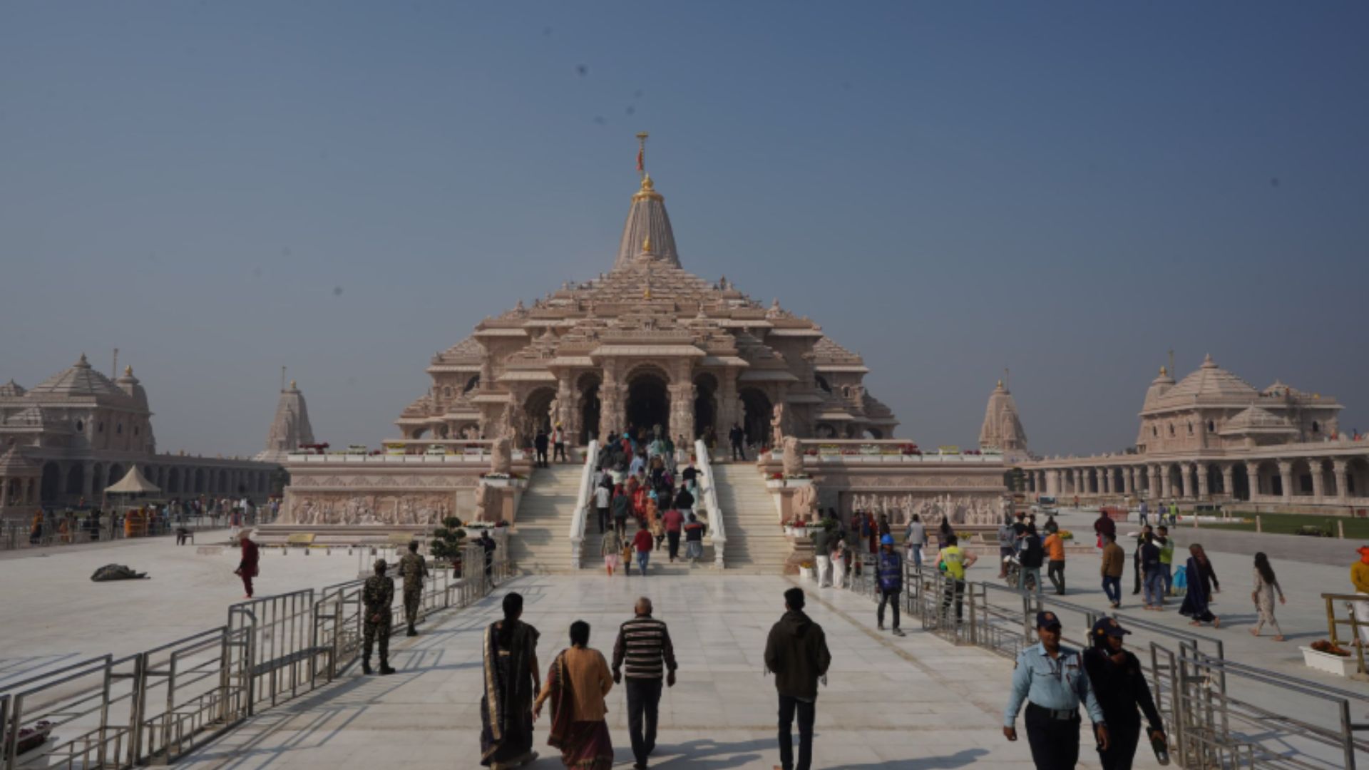 अयोध्या में श्रद्धा की गर्माहट कम नहीं