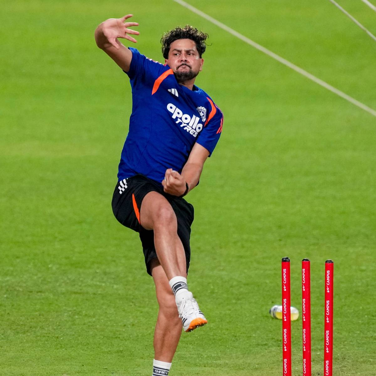 ভারতীয় দলে বদল হওয়ার সম্ভাবনা খুব বেশি নেই। তবে বরুণের জায়গায় কুলদীপকে আনা হতে পারে বলে মনে করা হচ্ছে। সেক্ষেত্রে বড় সুযোগ হবে কুলদীপের সামনে।